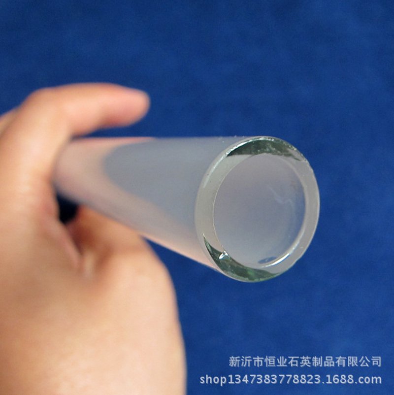 石英坩埚在半导体行业中扮演着至关重要的角色，它们不仅能够确保材料的质量，还能提高生产效率。那么，这些不起眼的石英容器究竟有何独特魅力呢？今天我们就来揭开它的神秘面纱。